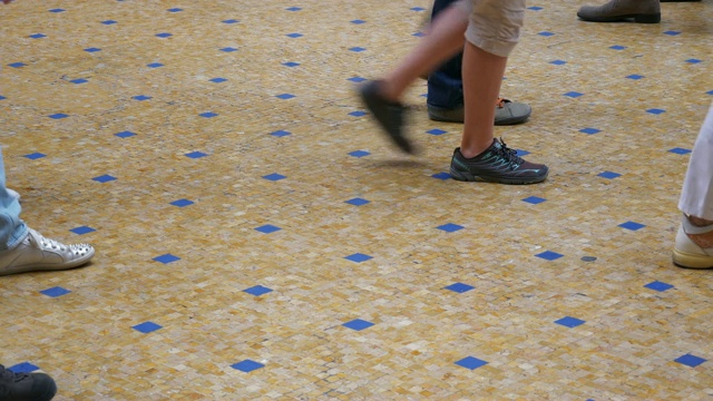 米兰市白天时间著名的购物廊拥挤的地板全景慢镜头4k意大利视频下载