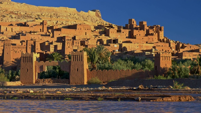 艾特-本-哈杜(Ait-Ben-Haddou)的ksar的石塔和建筑。艾特-本-哈杜是一个古老的设防村庄，位于撒哈拉沙漠和马拉喀什之间，位于今天的摩洛哥。日落时间。4 k, UHD视频素材