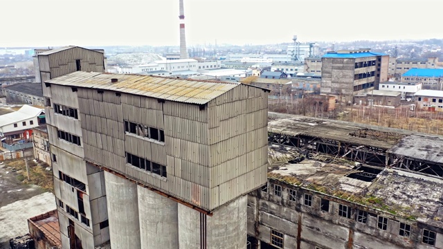 鸟瞰图一个废弃的工业工厂。视频素材
