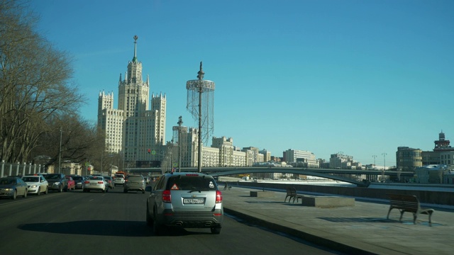阳光明媚的冬日莫斯科市中心河边交通道路旅行前窗慢镜头全景4k俄罗斯视频下载