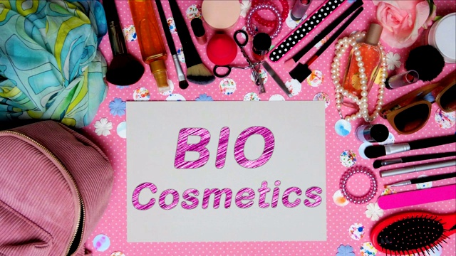 俯视图定格运动的主题女性化妆配件与BIO化妆品的文字公告视频下载