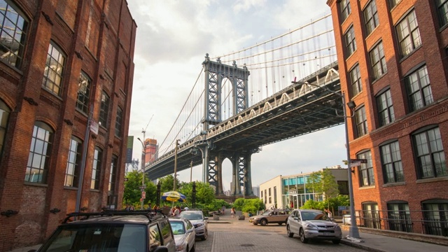 从Dumbo, Brooklyn, New York, USA的曼哈顿大桥的超时空延时。——延时视频下载