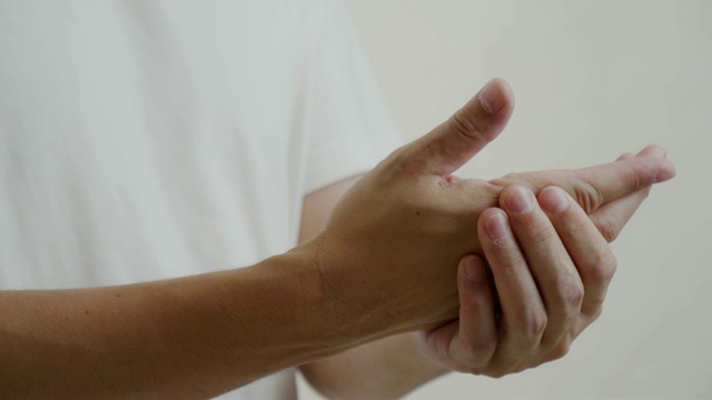 亚洲男人按摩他的手疼痛视频素材