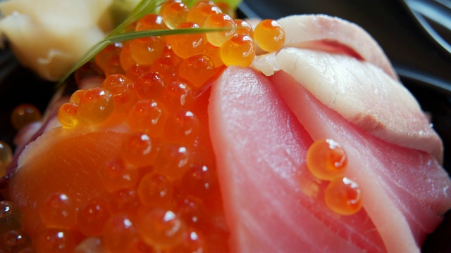 将鱼生鱼片与米饭混合。日式饮食风格，健康饮食理念视频素材