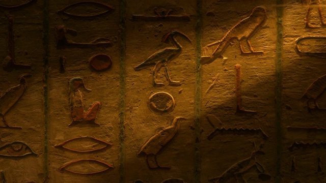 有古埃及壁画的古墓。卢克索的帝王谷。视频下载