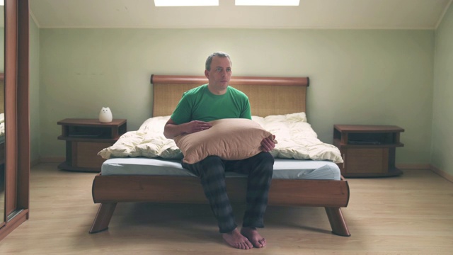 关于男人和枕头和毯子的定格动画视频素材
