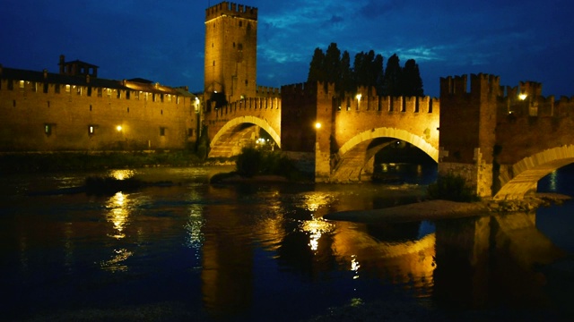 晚上的维琪奥城堡-意大利的维罗纳视频下载