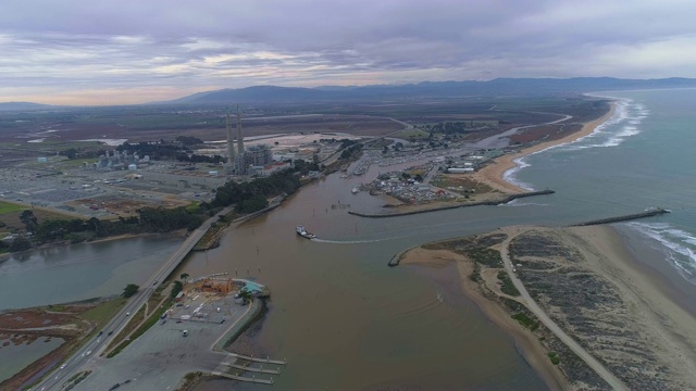 这是一段航拍镜头，拍摄的是这艘商业船在美国加州西海岸登陆时的场景，背景是炼油厂视频素材