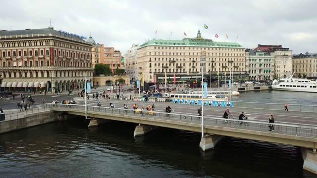 从上面俯瞰斯德哥尔摩市中心的交通状况视频下载
