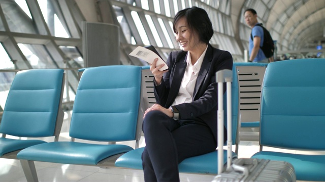 女商人在机场航站楼使用智能手机视频素材