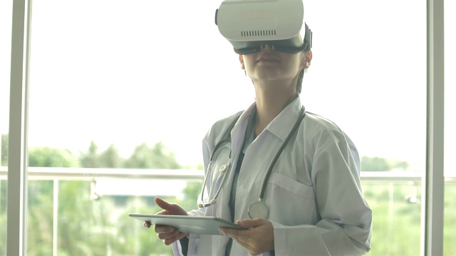 医生使用虚拟现实头盔的医疗保健从业人员视频下载