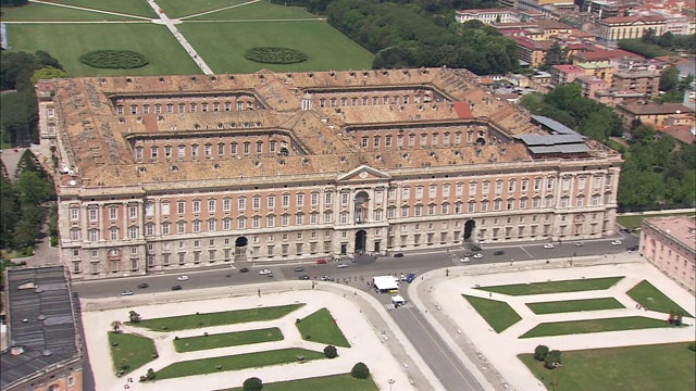 车辆驶过意大利南部的卡塞塔皇宫。视频下载