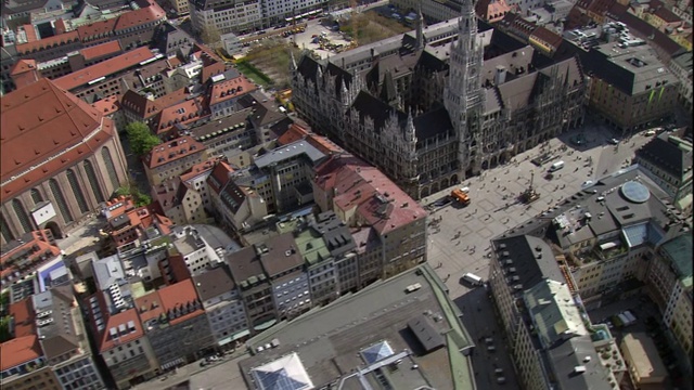 新市政厅在德国慕尼黑一个繁忙的广场上拔地而起。视频下载
