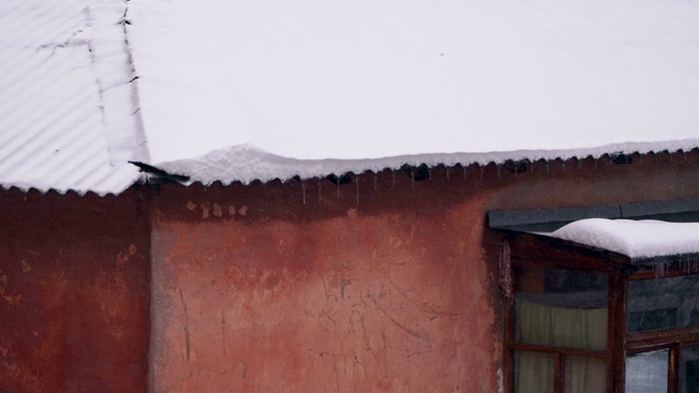 房子被雪覆盖的屋顶边缘视频素材