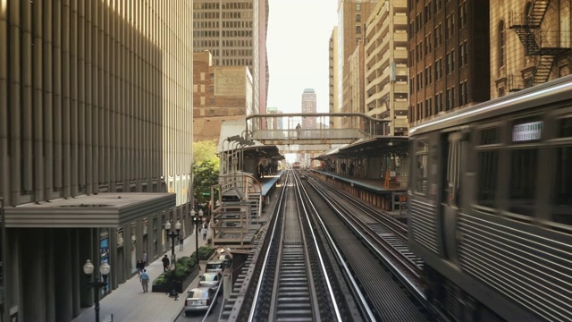 美国伊利诺斯州芝加哥市一座桥上的高架火车视频素材