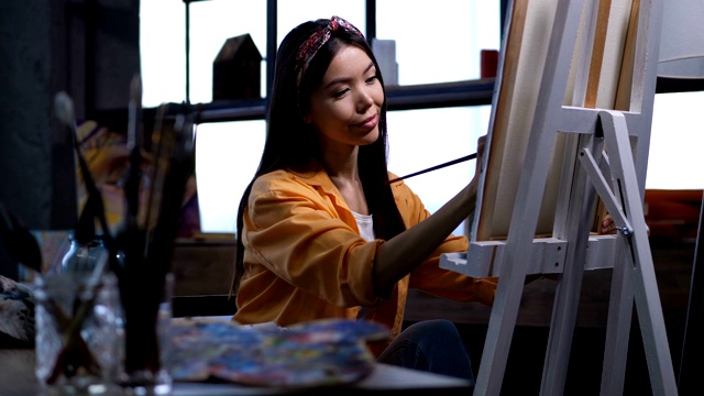 女艺术家正在艺术工作室绘画视频素材