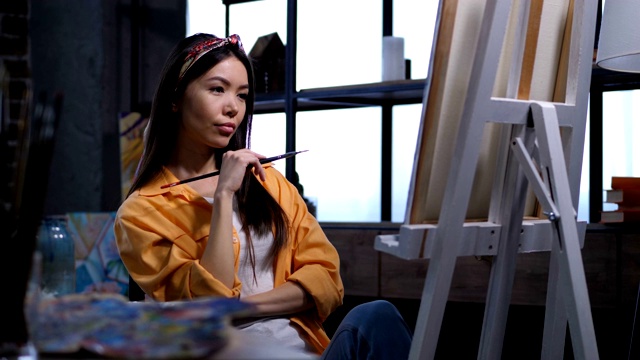 启发女艺术家思考她的绘画视频素材