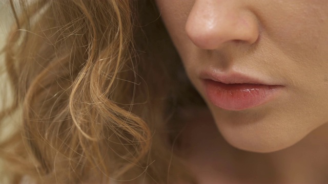 美丽的年轻女人的嘴唇特写，完美的护肤和水疗概念视频素材