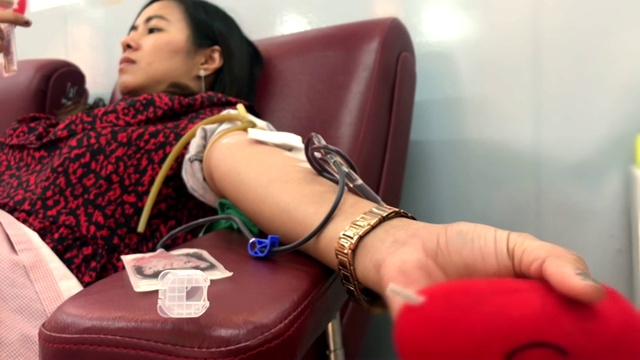 女性献血的特写视频下载