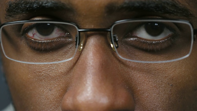 戴眼镜盯着镜头的非洲人视频下载
