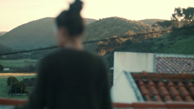 女人走到屋顶阳台上，打哈欠，伸懒腰视频素材