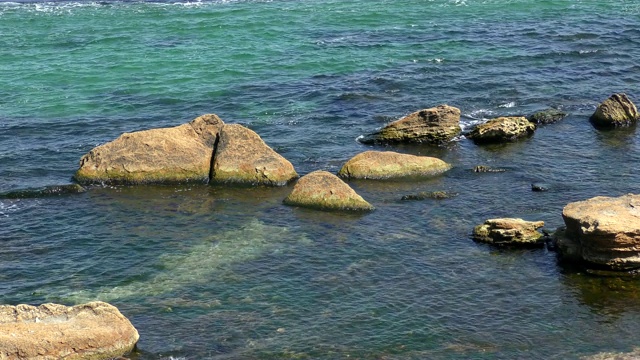 黑海的岩石海滩视频下载