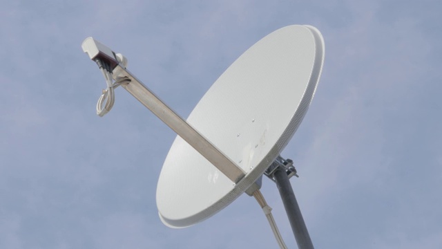 高增益抛物面型碟形卫星天线对抗蓝天4k视频素材