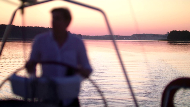 浪漫的湖上日落。年轻人喜欢航海视频素材