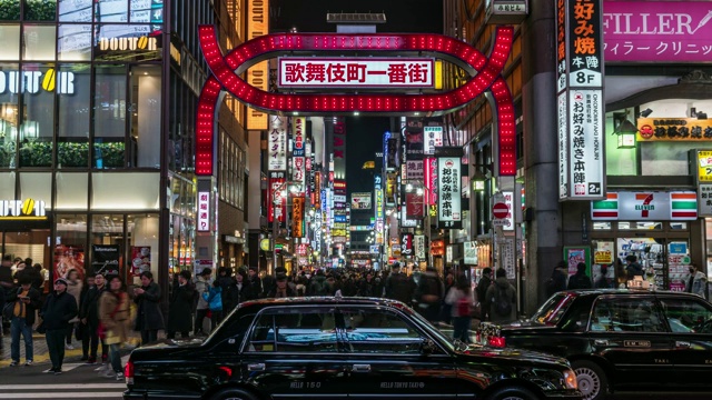 4K日本东京新宿，歌舞伎町夜晚的一段时间，人群不明，行人行走在马路上，车水马龙。日本霓虹街文化与购物概念视频素材