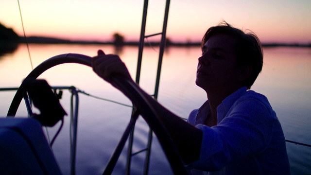 浪漫的湖上日落。年轻人喜欢航海视频素材