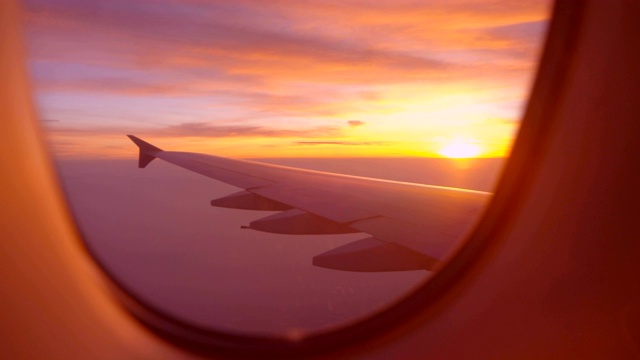 日出或日落视图飞机机翼从飞机窗口视频素材