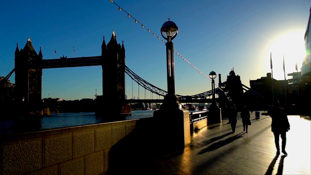 慢镜头伦敦上班族早晨和塔桥一起散步视频素材