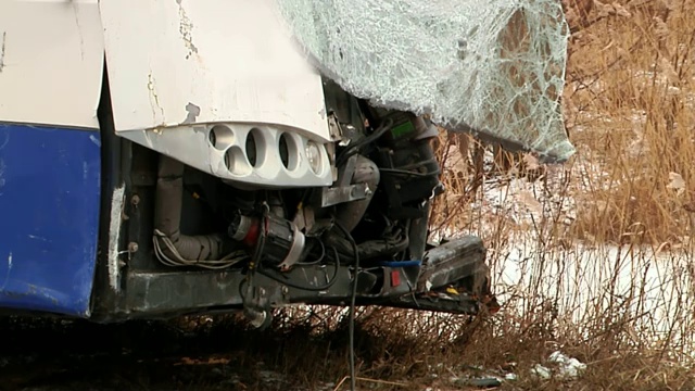 街上发生巴士相撞事故，汽车相撞后受损。视频素材
