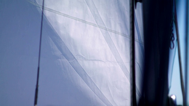 帆船的细节。阳光透过船帆照耀视频素材