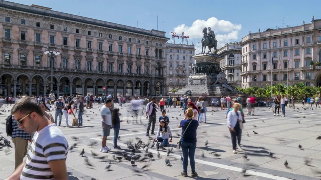 人们和维托里奥·埃马努埃莱二世在意大利伦巴第米兰大教堂广场的时光流逝视频下载