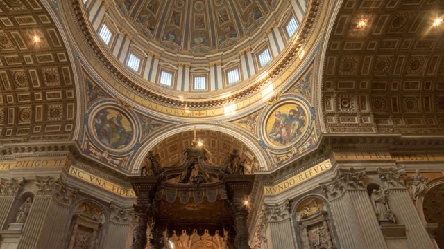 位于欧洲罗马罗马梵蒂冈城的圣彼得大教堂内部的超延时时间。——延时视频下载