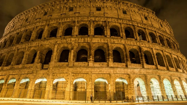 欧洲，意大利，罗马罗马斗兽场夜间的超延时。——延时视频素材