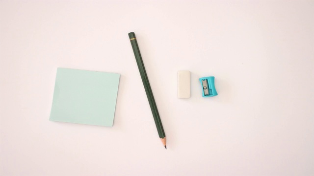笔记本、铅笔和橡皮在白色背景上停止运动视频素材