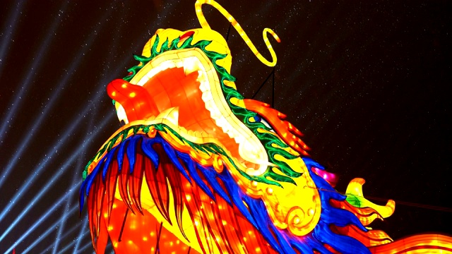 中国春节期间的龙灯装饰/陕西西安，中国视频素材