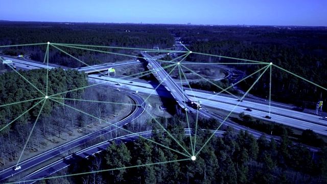 高速公路上的自动驾驶汽车视频素材