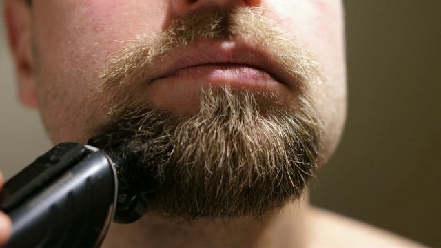 男人剃须与电动修剪近距离视频素材
