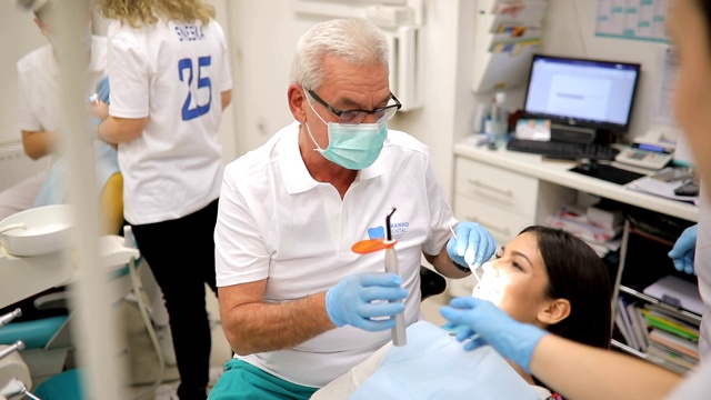 牙医祝圣仪式的工作日视频素材
