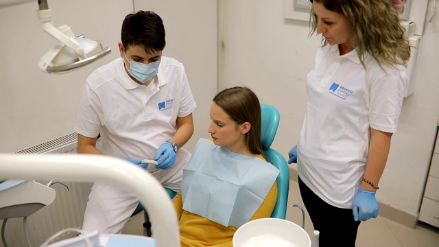 牙科医生向女病人展示牙科修复术视频素材