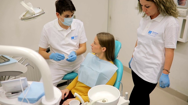 牙医向女病人展示牙科修复术视频素材