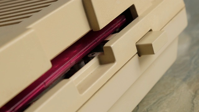 插入个人电脑4K的粉红色古旧软盘视频素材