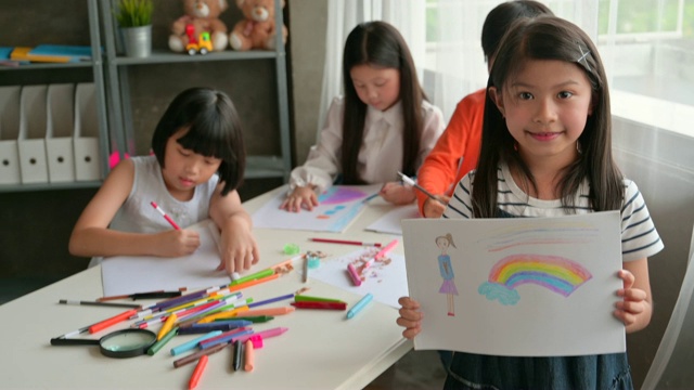 艺术教育班的一群亚洲孩子视频素材