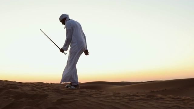 阿拉伯人在迪拜外的沙漠里视频下载