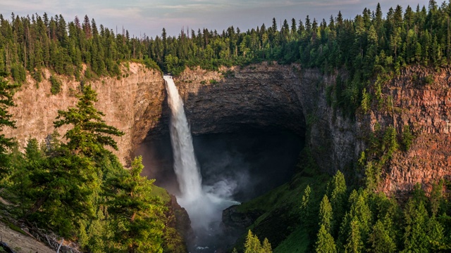 威尔斯格雷省公园-赫尔麦肯瀑布在不列颠哥伦比亚省，加拿大视频素材