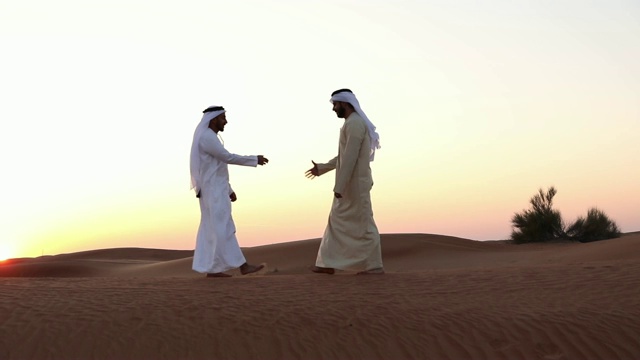 阿拉伯人在沙漠中互相问候视频素材