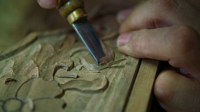 由木雕师雕刻的橡木板。视频下载